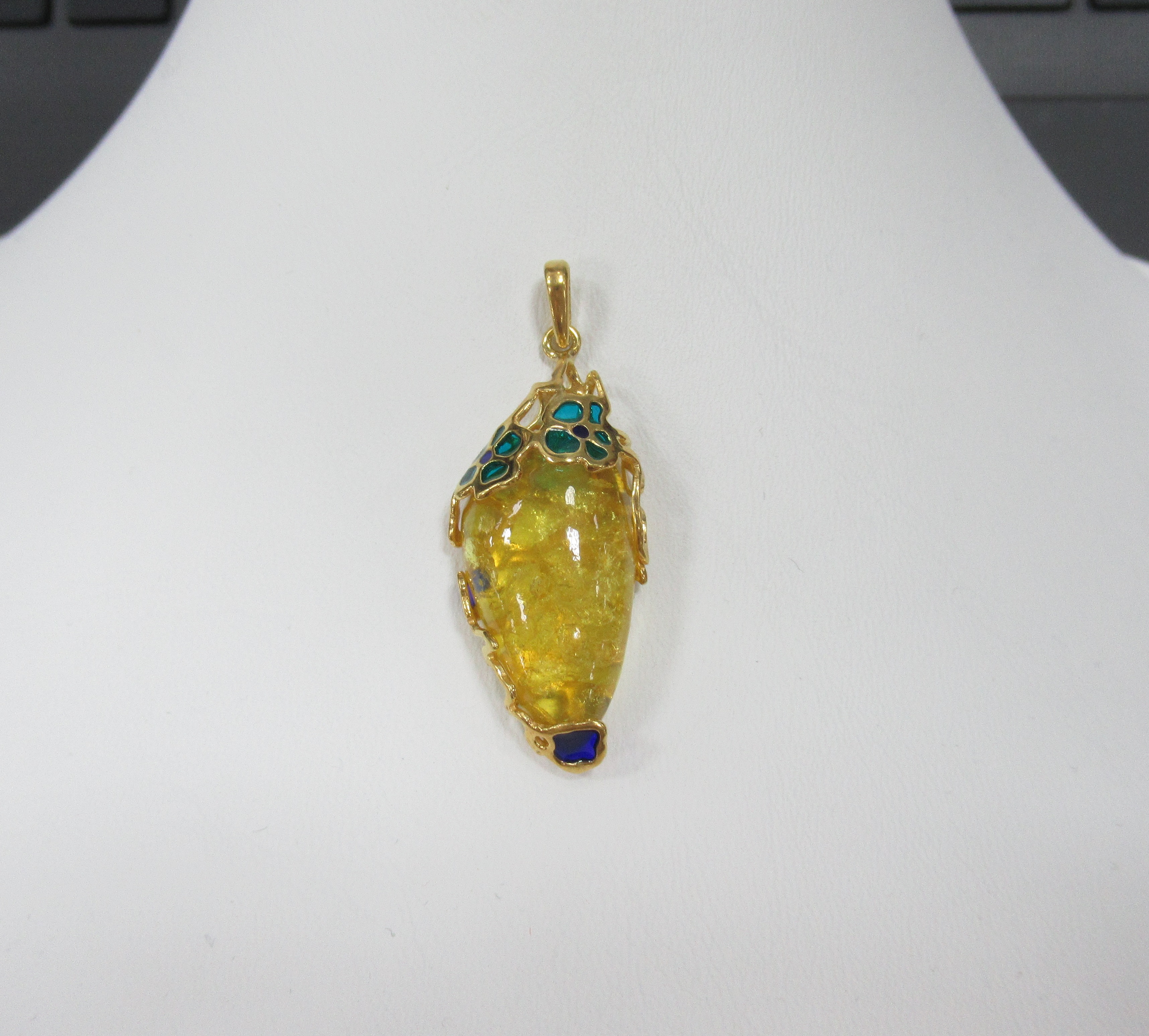 Серебряная подвеска с янтарем